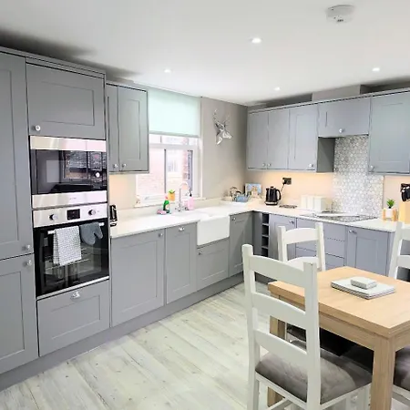 Old Yarn - Close To Walls Apartment