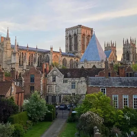 Old Yarn - Close To Walls * York