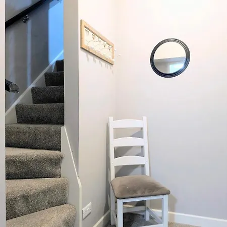 Old Yarn - Close To Walls *